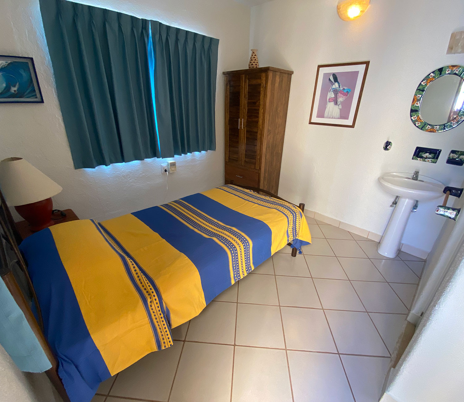 zandoyo bed & breakfast tiny room